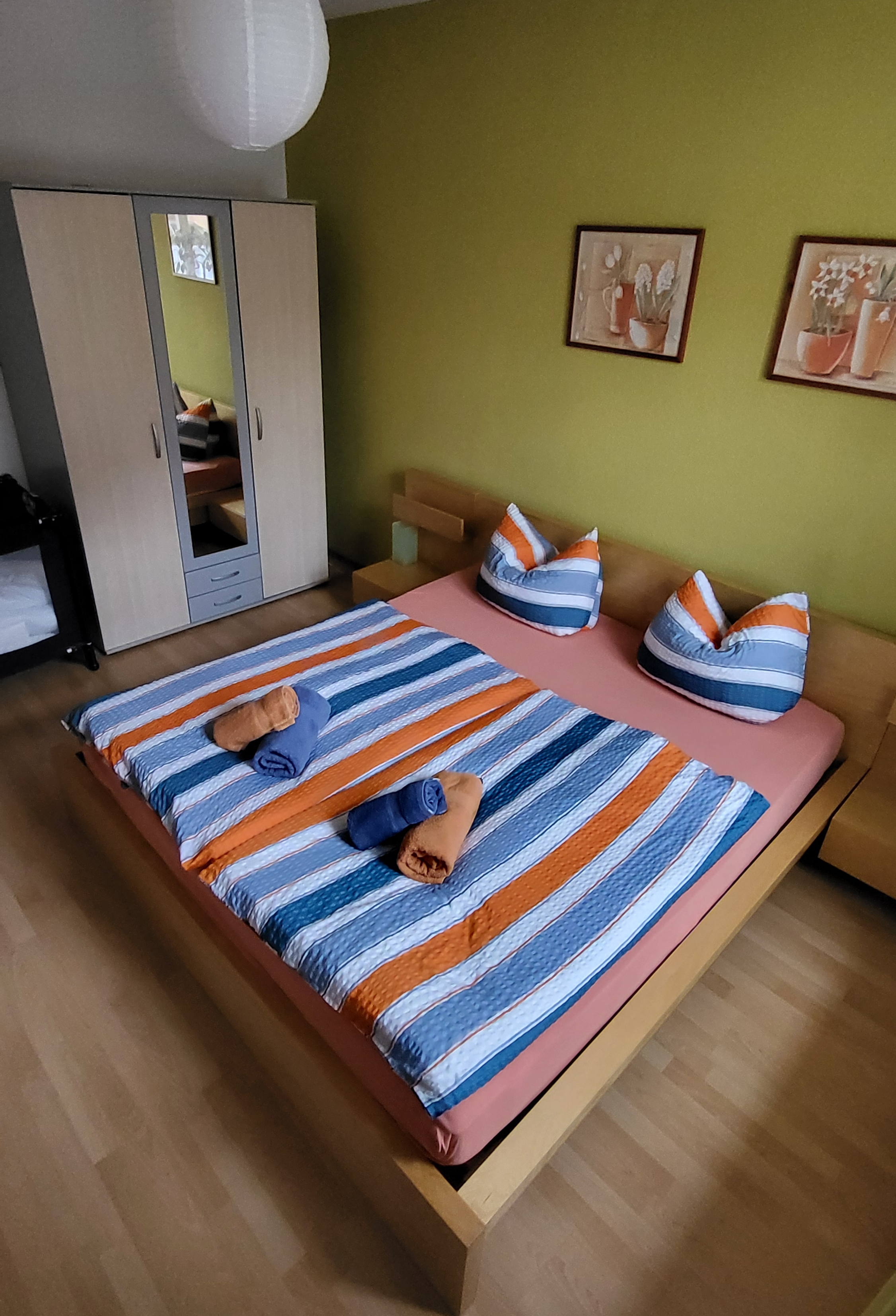 Schlafzimmer Nr.2 Strassenseite mit Doppelbett